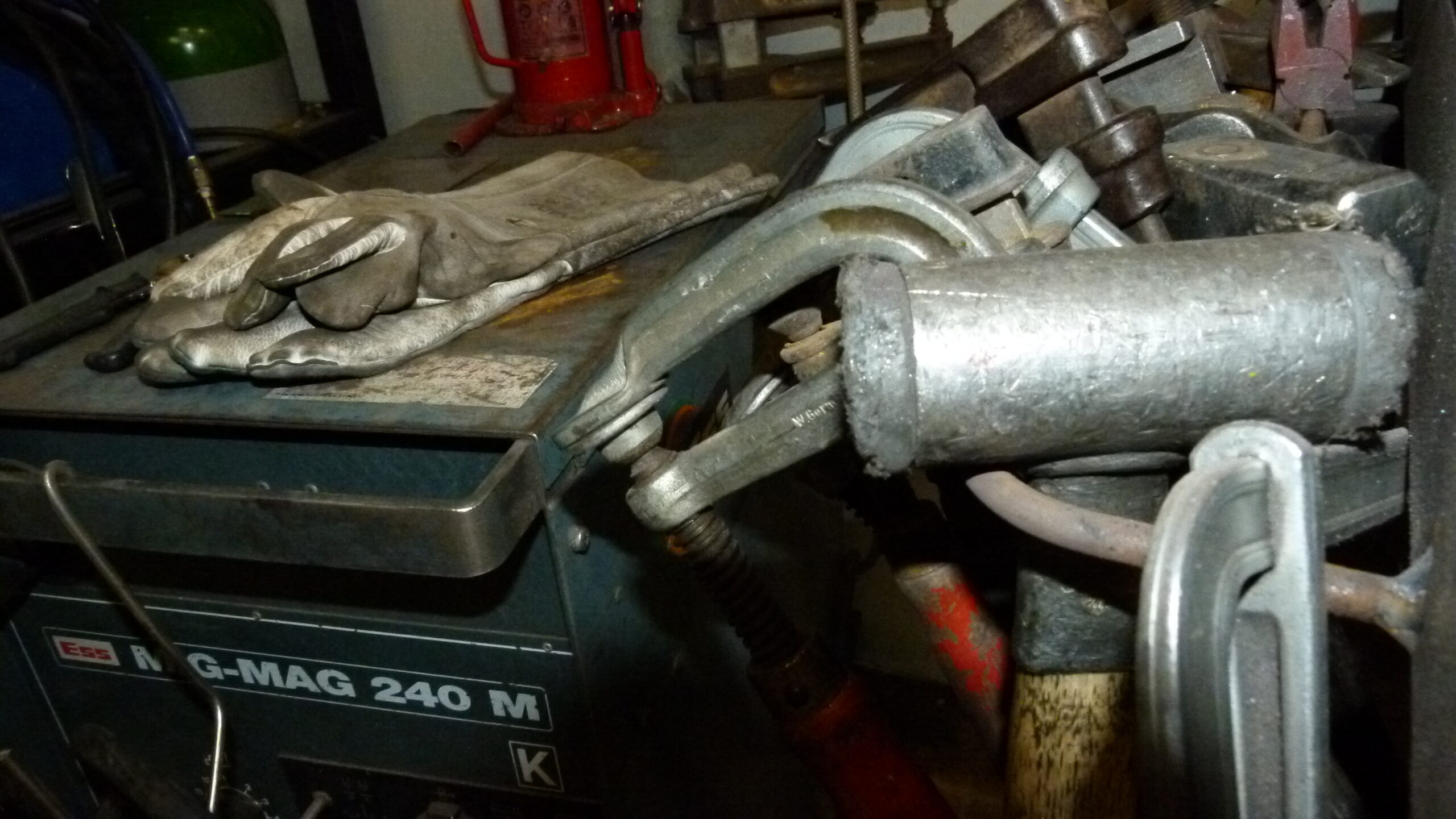 Ein MAG-Schweißgerät mit Handwerkzeugen