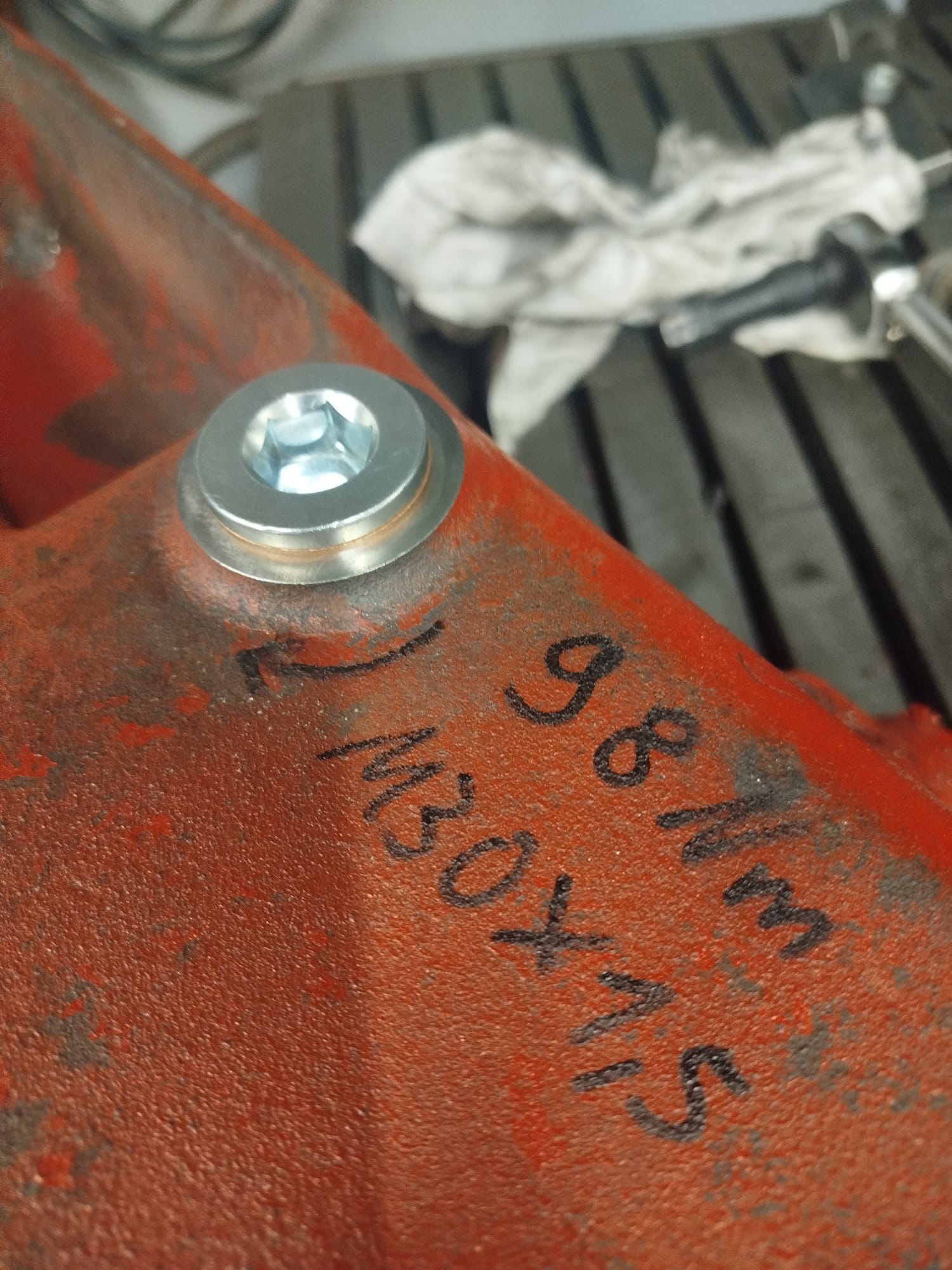Reparatur an einer Oldtimer-Ölwanne mit neuer Ablassschraube nach Gewindereparatur
