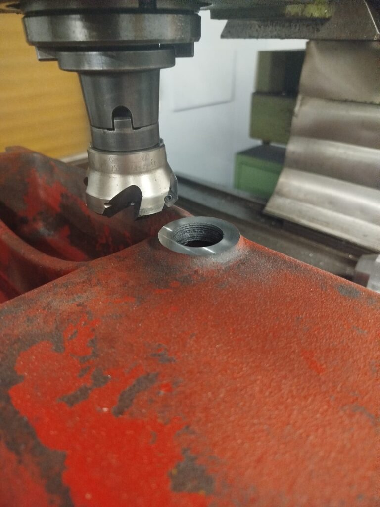 Das Bild zeigt einen Messerkopf der verwendet wurde um die Dichtfläche des Bauteils zu planen
