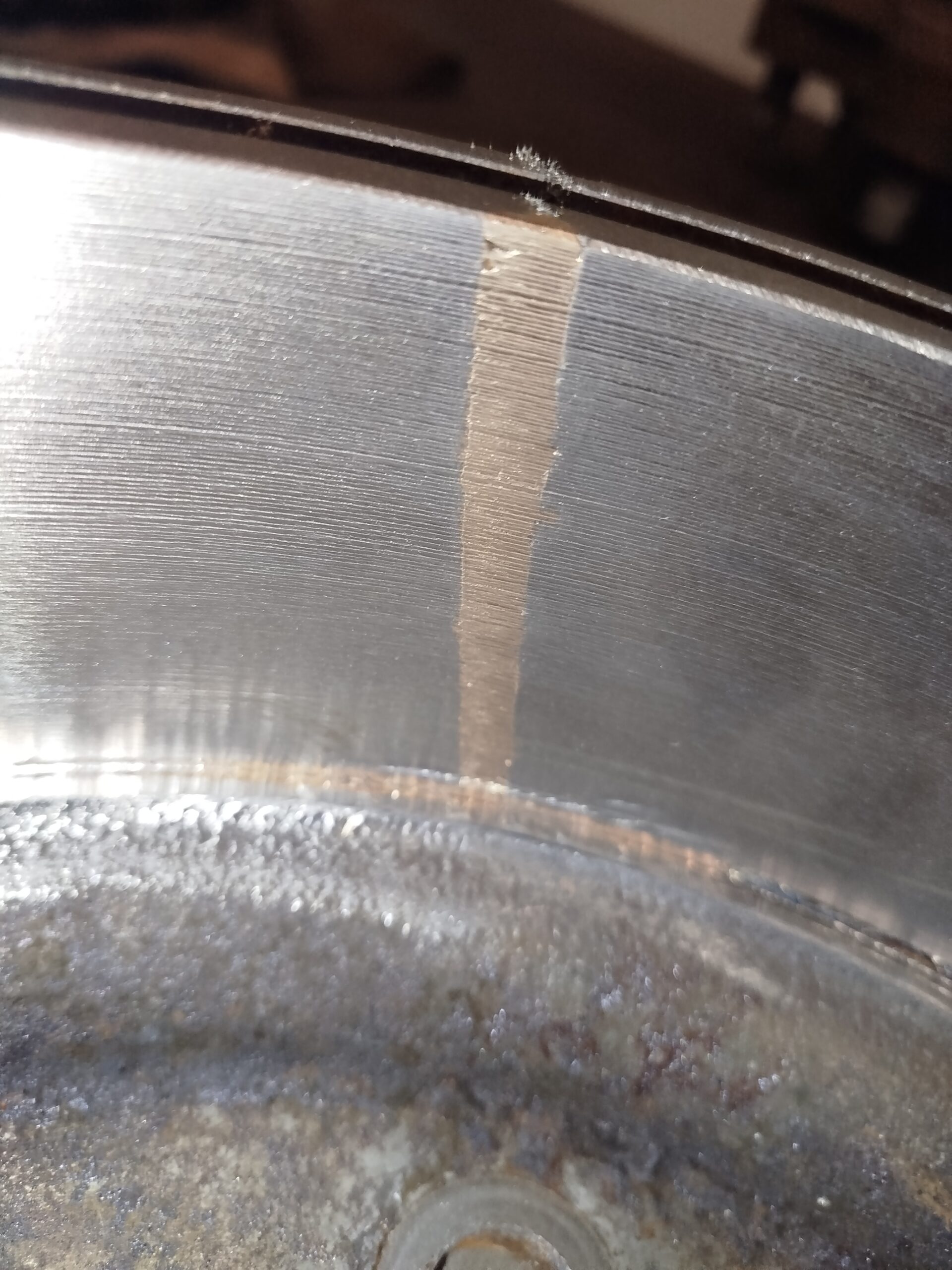 Fügestelle einer Gusseisenbaugruppe die nach der Reparatur des Metallteils zerspant wurde