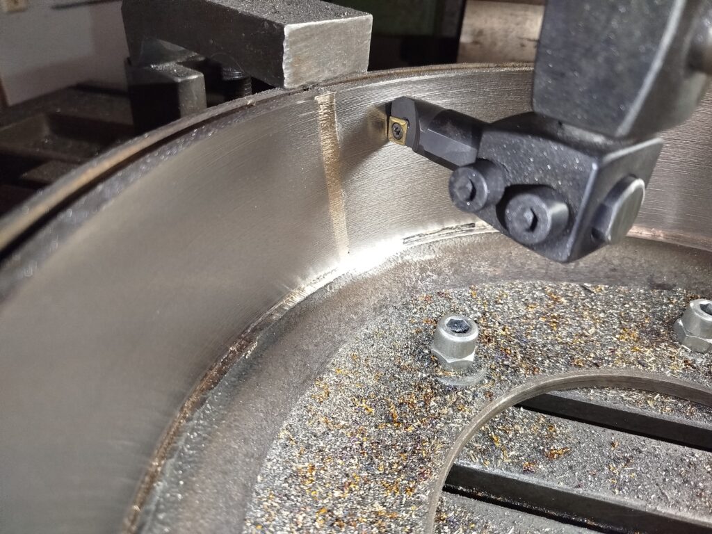 Bearbeitung des Werkstückes mit einem Spindelkopf - Fokus auf die Hartmetall Wendeschneidplatte