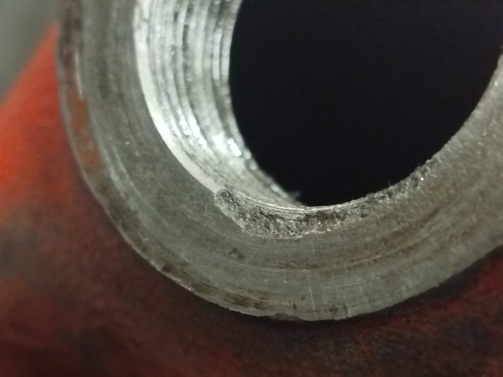 Schadensbild an der beschädigten Ölwanne, es ist das beschädigte Geinde und die defekte Dichtfläche zu erkennen