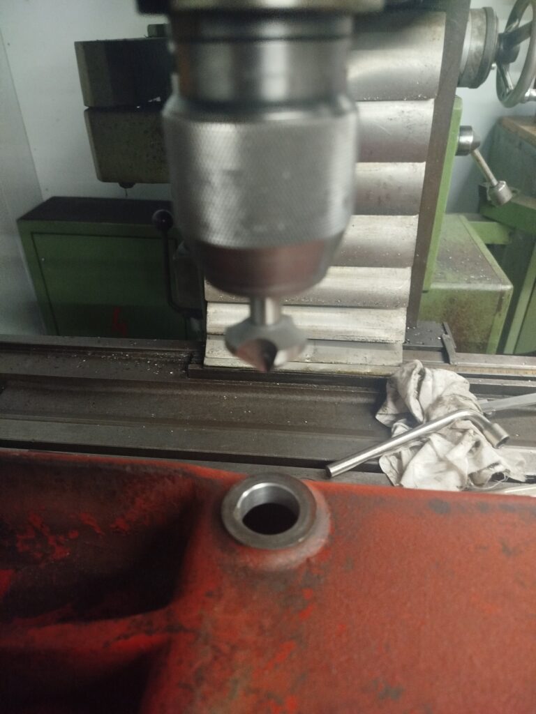 Kegelsenker in einem Bohrfutter über einem bearbeitetem Bauteil